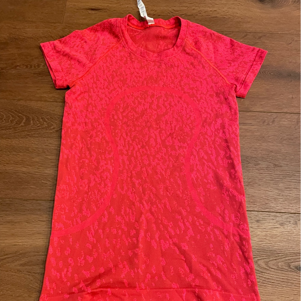 Lululemon swiftly tech size 6. Red pattern